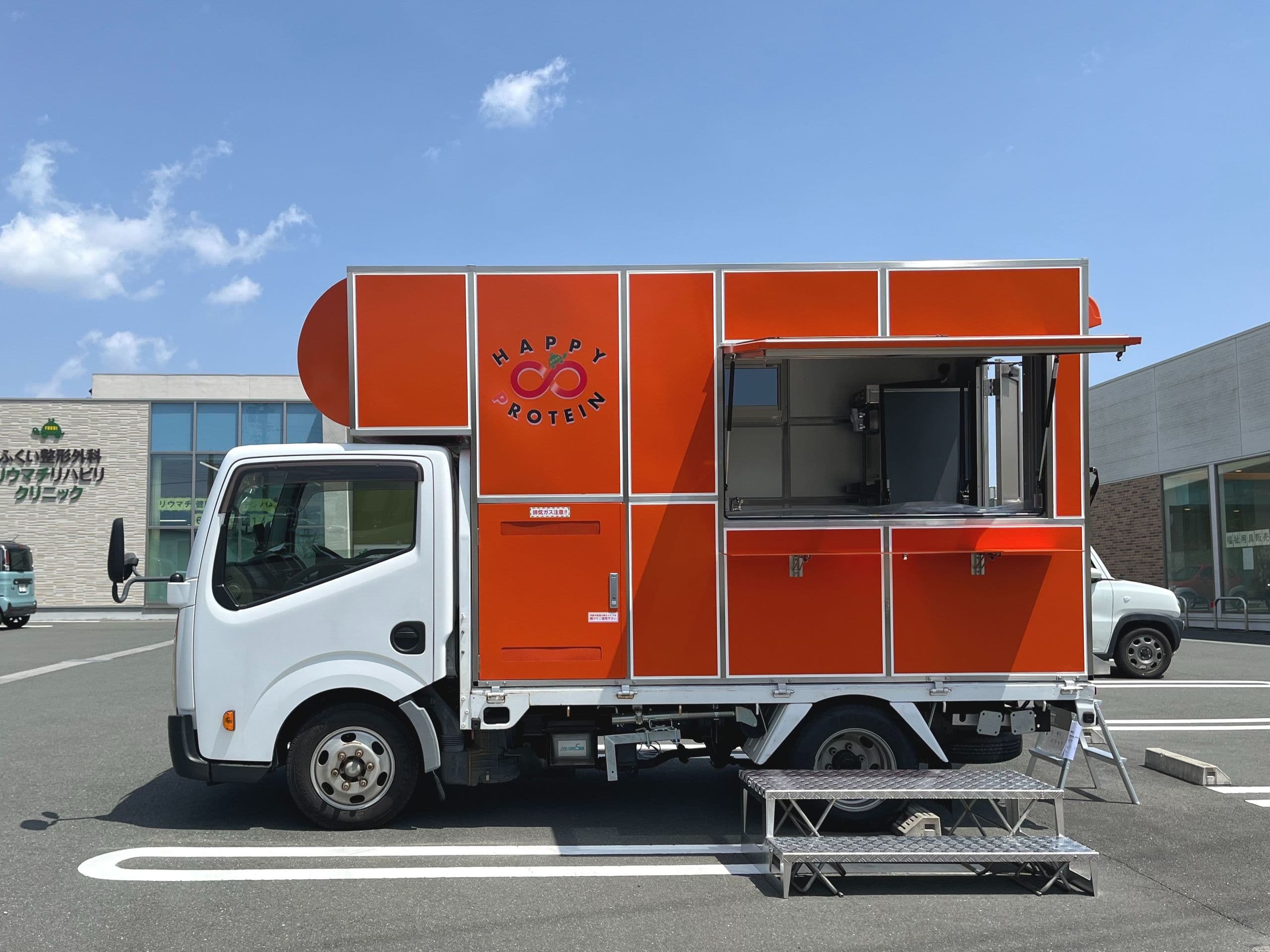 キッチンカー特注製作1.5ｔ　横向き