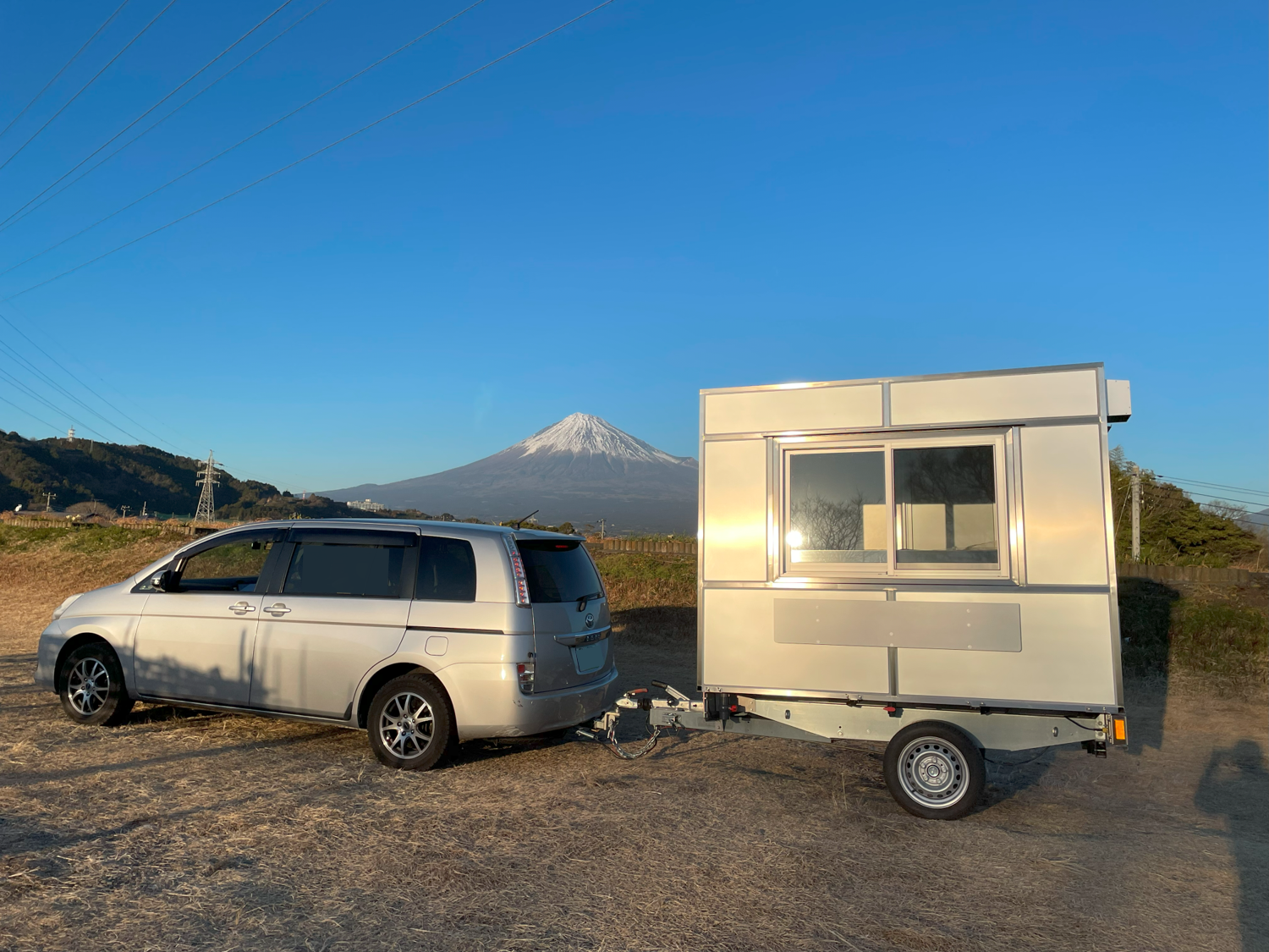 キッチンカートレーラー　牽引の様子